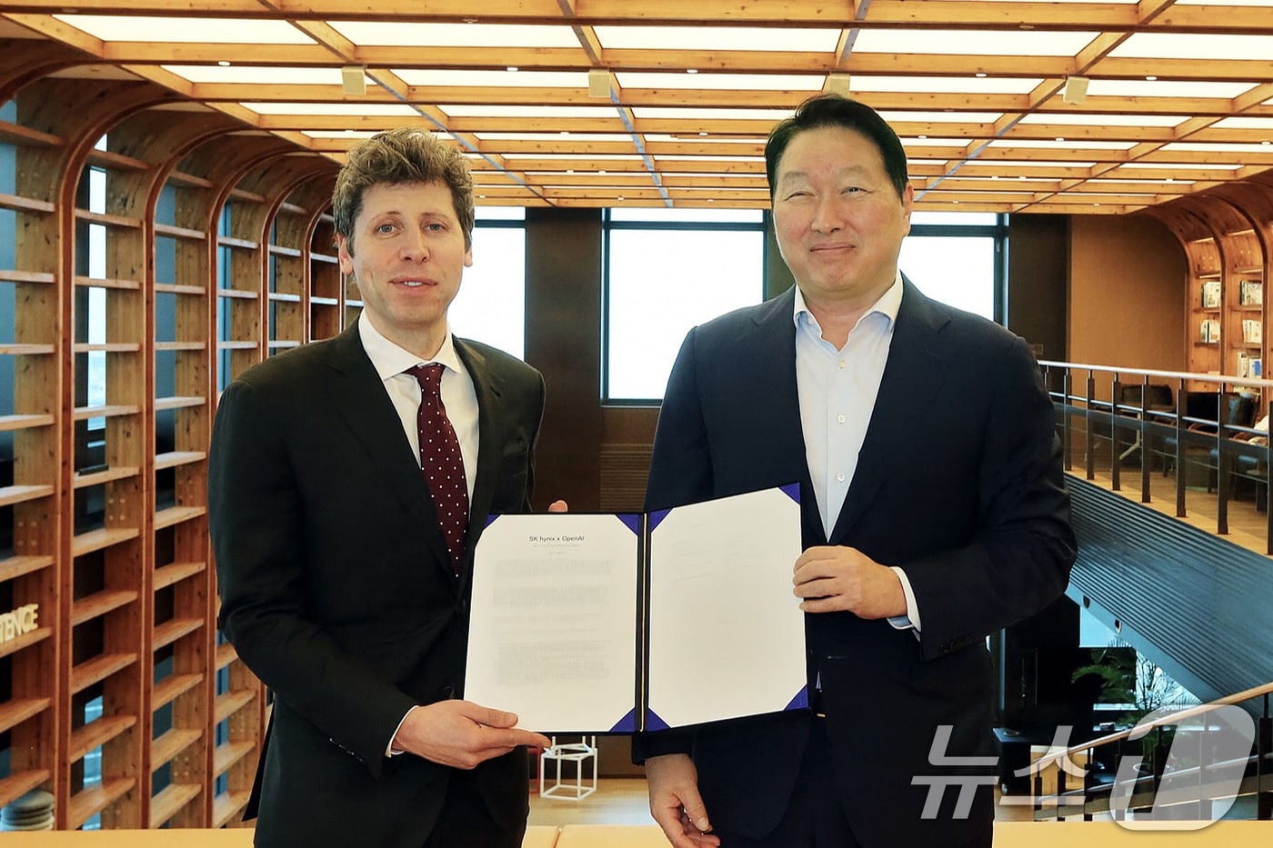 최태원 SK그룹 회장과 샘 올트먼 오픈AI 최고경영자(CEO). (SK그룹 제공. 재판매 및 DB 금지) 2025.10.1 ⓒ 뉴스1