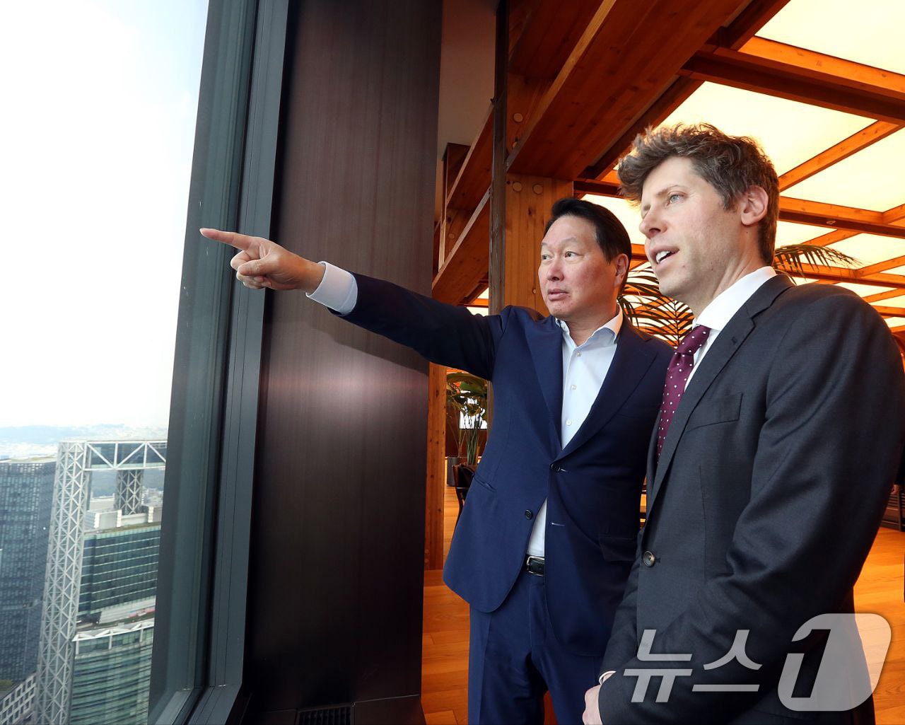 최태원 SK그룹 회장과 샘 올트먼 오픈AI 최고경영자(CEO)가 1일 서울 종로구 SK서린빌딩에서 창밖을 보며 대화하고 있다. (SK그룹 제공. 재판매 및 DB 금지) 2025.10.1/뉴스1