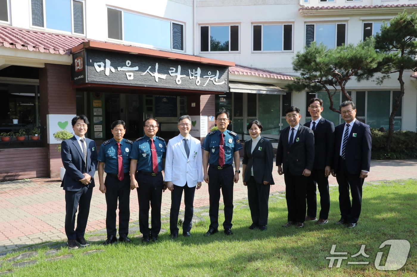 김철문 전북경찰청장(가운데)이 1일 전북 완주군 마음사랑병원을 찾아 정신 응급 대응 현장을 점검하고, 관계자들과 소통하는 시간을 가졌다.(전북경찰청 제공. 재판매 및 DB 금지)