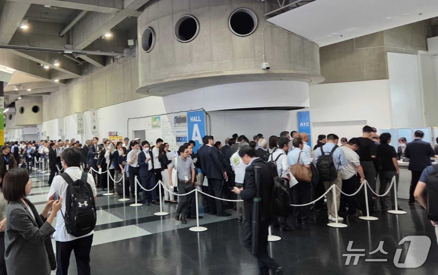 일본 요코하마 파시피코 전시장에서 &#39;바이오재팬 2025&#39; 개막 전 참관객들이 줄을 서고 있다. 2025. 10. 8/뉴스1 황진중 기자