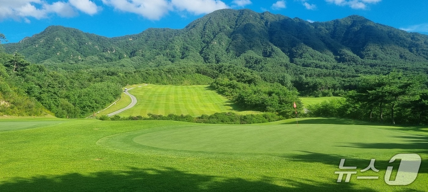 미녀봉을 배경으로 펼쳐진 거창CC 6번 홀 전경(거창군 제공. 재판매 및 DB금지).