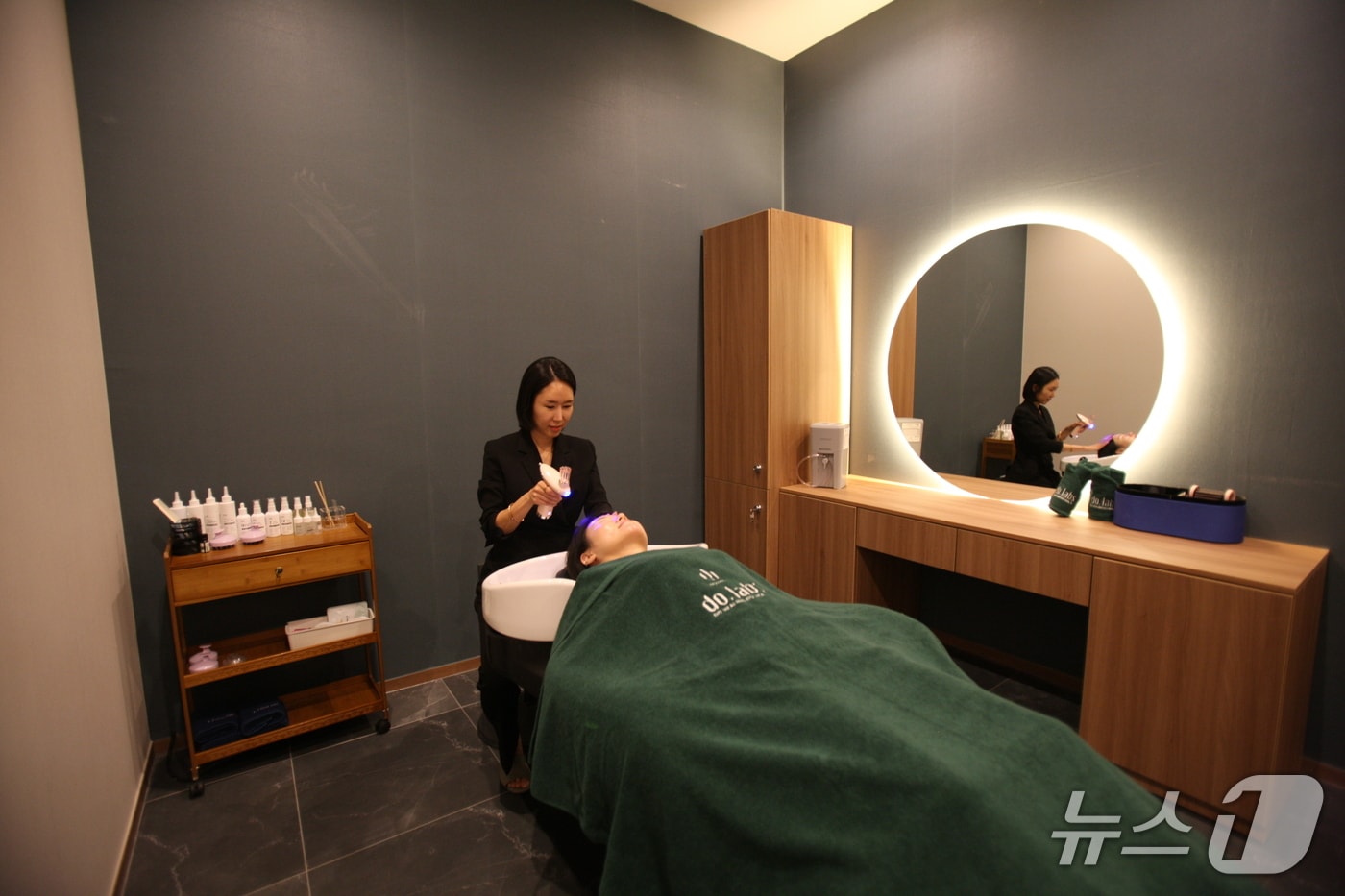 롯데백화점 광복점 헤솔두피클리닉스에서 두피 케어 시술이 진행되고 있다.(롯데백화점 광복점 제공. 재판매 및 DB 금지)