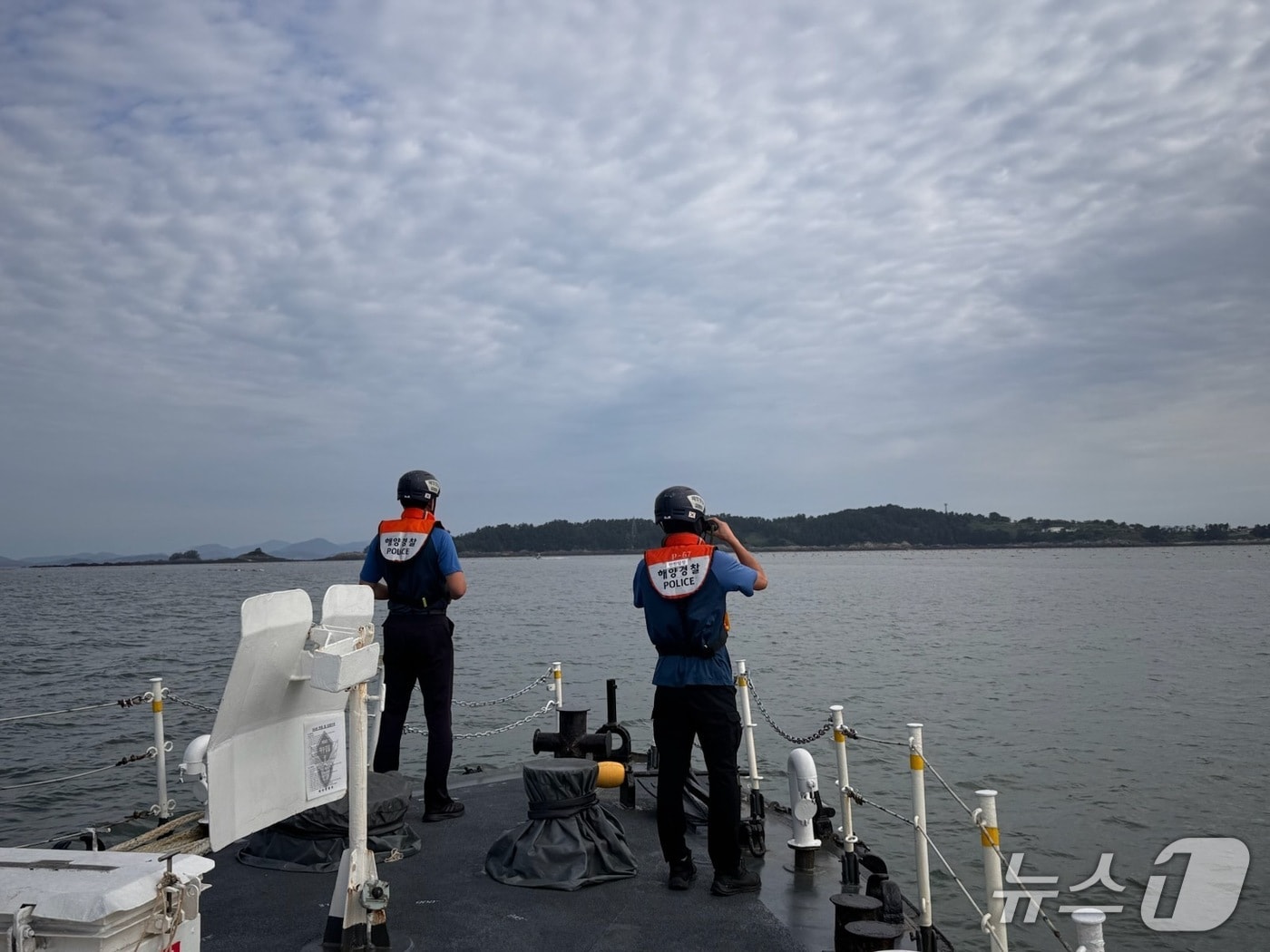 10일 오전 9시 13분께 군산시 옥도면 개야도 남쪽 약 500m 해상에서 2.8톤급 김 양식장 관리선을 타고 작업을 하던 선원 A 씨가 바다에 빠진 뒤 실종돼 해경이 수색 작업을 하고 있다.&#40;군산해경 제공. 재판매 및 DB 금지&#41;