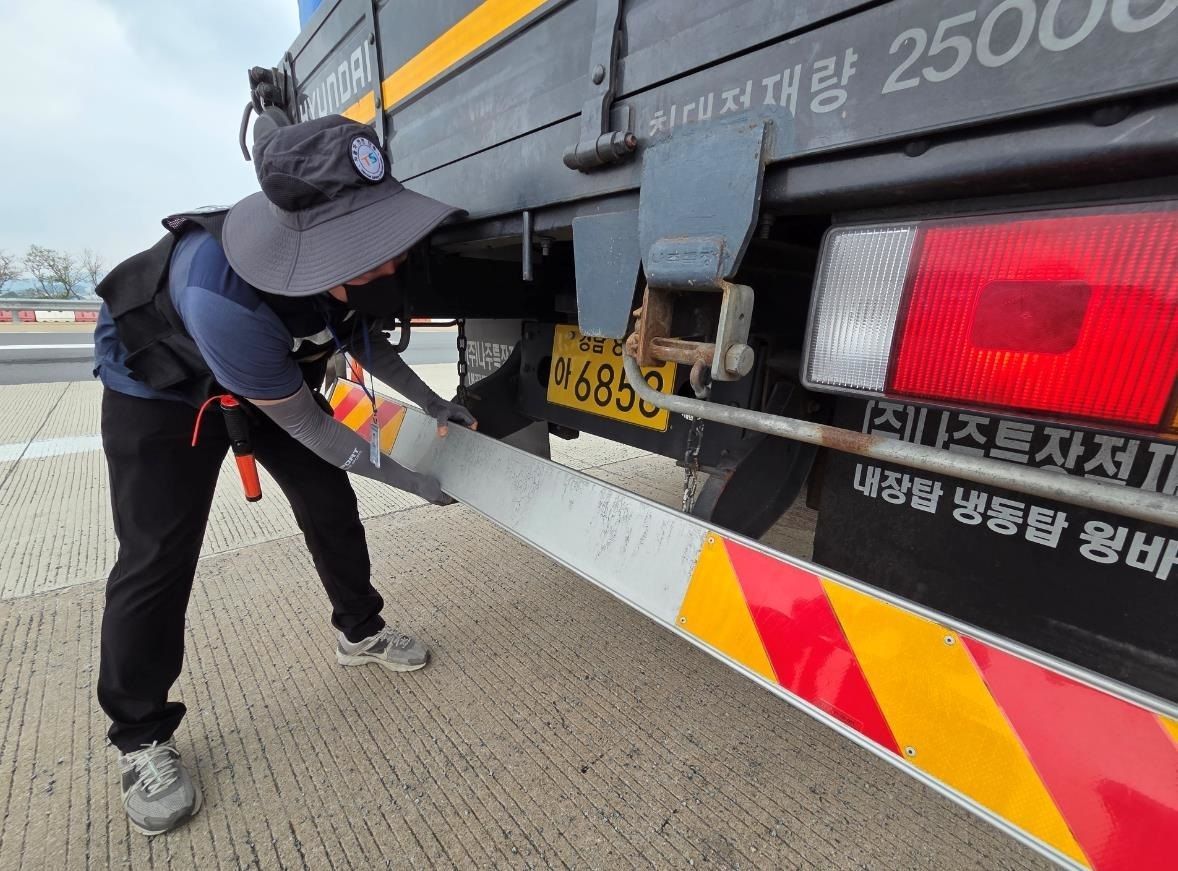 한국교통안전공단&#40;TS&#41; 고속도로 합동단속 모습.&#40;한국교통안전공단 제공&#41;뉴스1ⓒ news1