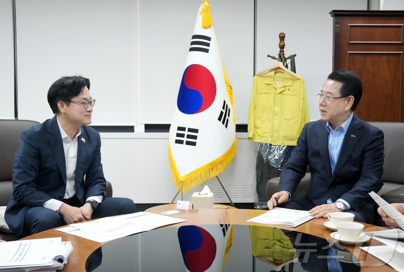 김영록 전라남도지사가 10일 오전 정부서울청사에서 김정관 산업통상부 장관과 면담을 갖고 석유화학·철강 산업 대전환 메가 프로젝트 등 전남도 핵심 사업 해결을 위한 건의 및 협조를 요청하고 있다.(전남도 제공. 재판매 및 DB금지) 2025.10.10/뉴스1