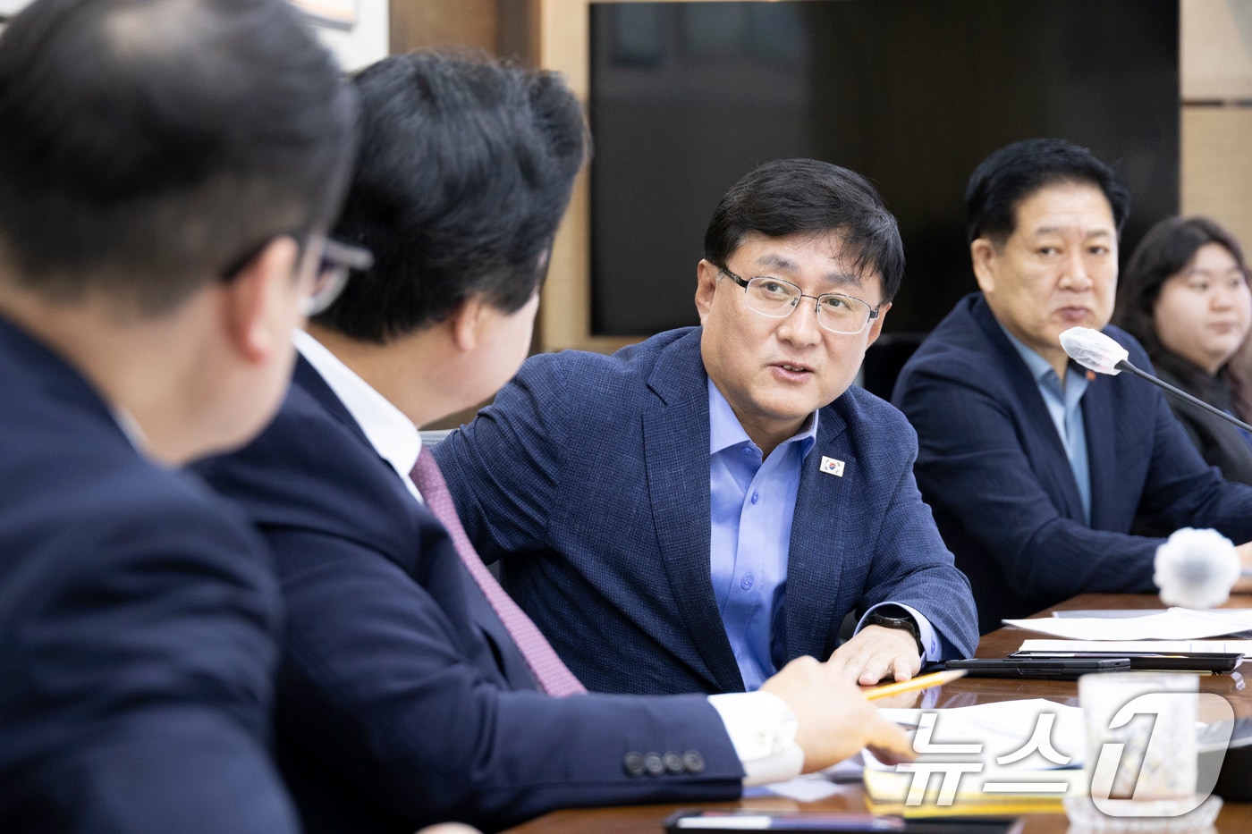 김성환 기후에너지환경부 장관이 10일 충남 태안군 한국서부발전 태안발전본부를 방문해 발전사 관계자들에게 석탄발전 폐지 관련 발언을 하고 있다. (기후에너지환경부 제공. 재판매 및 DB 금지) 2025.10.10/뉴스1