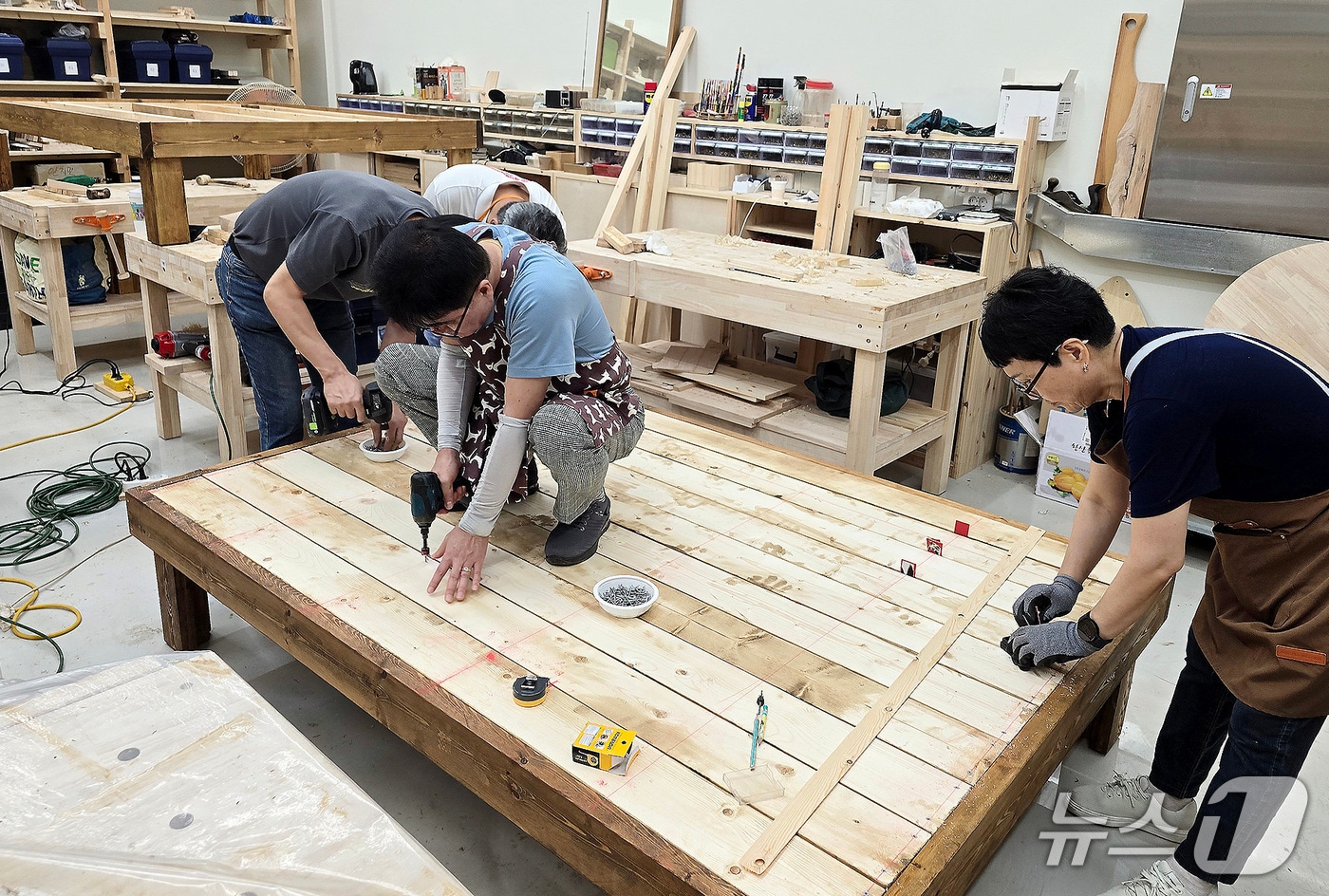 영남이공대 인테리어디자인과 성인학습자 과정 학생들과 평생교육원 가구반 회원들이 경북 산불 피해 이재민에게 기증할 들마루를 제작하고 있다. (영남이공대 제공. 재판매 및 DB금지)