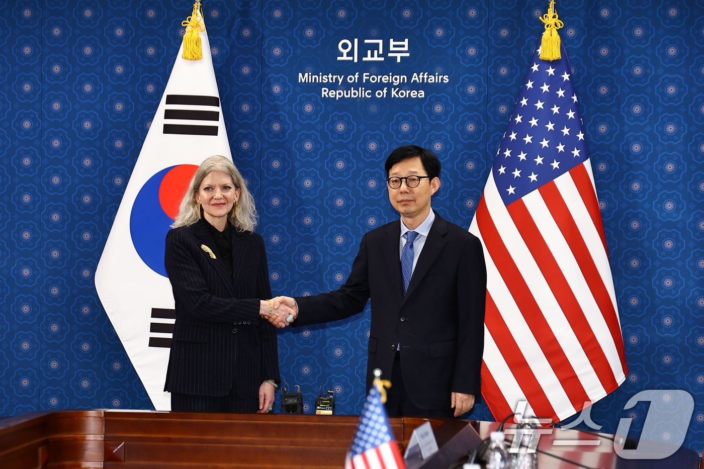 박윤주 외교부 1차관(오른쪽)과 앨리슨 후커 미 국무부 정무차관. (공동취재) 2025.10.10 ⓒ 뉴스1 임세영 기자