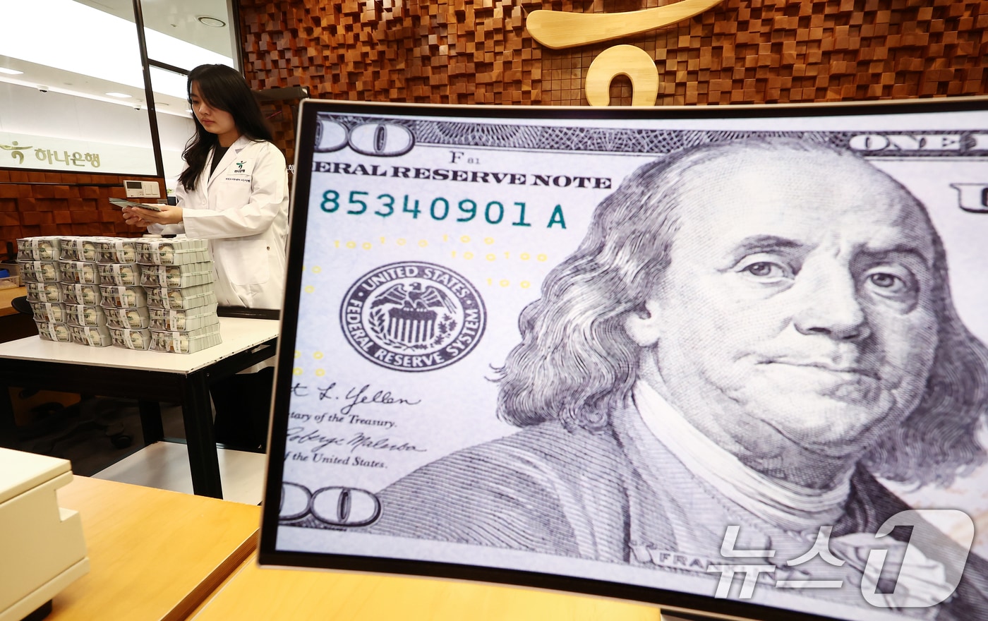 서울 중구 하나은행 위변조대응센터에서 은행 관계자가 달러화를 정리하는 모습. 2025.10.10/뉴스1 ⓒ News1 김민지 기자
