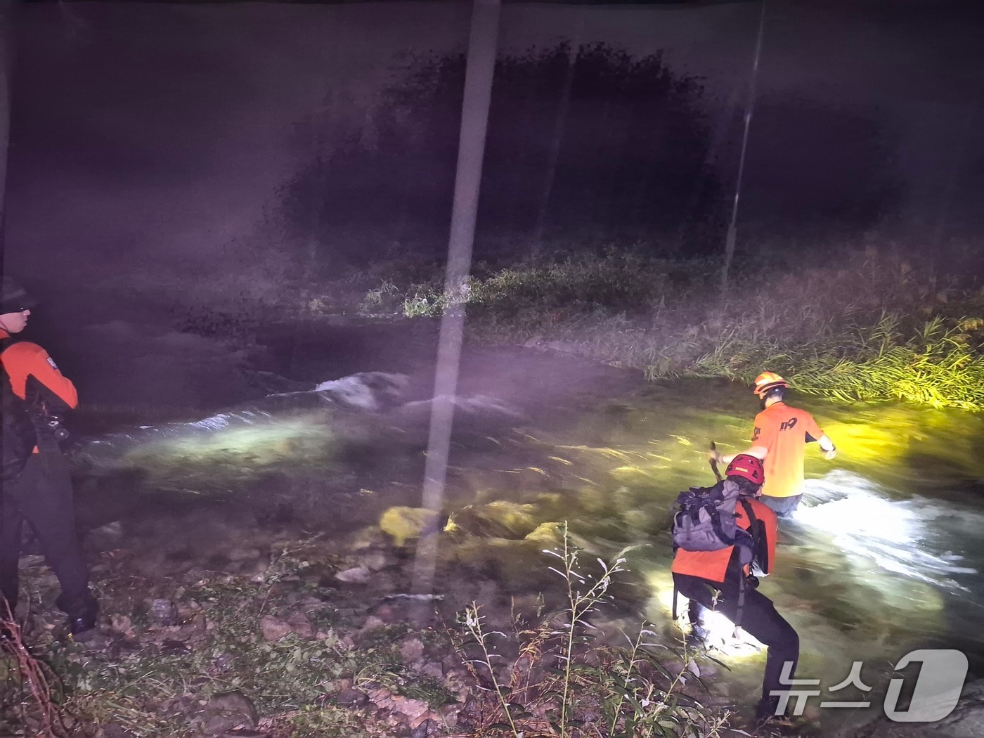 경북 영덕소방서와 경북도 119 특수대응단은 지난 8일 오후 4시51분쯤 포항시 북구 죽장면 하옥리 산에서 산행 중 허리를 다친 60대 남성 A 씨를 구조하기 위해 수색을 하고 있다. (영덕소방서제공, 재판매 및 DB금지) 2025.10.10/뉴스1