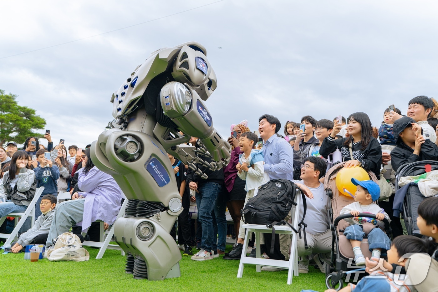 지난해 10월 열린 ‘2024 남원 국제드론제전 with 로봇’ 행사장에서 많은 관람객들이 대형 로봇을 바라보고 있다.(남원시 제공. 재판매 및 DB금지)/뉴스1