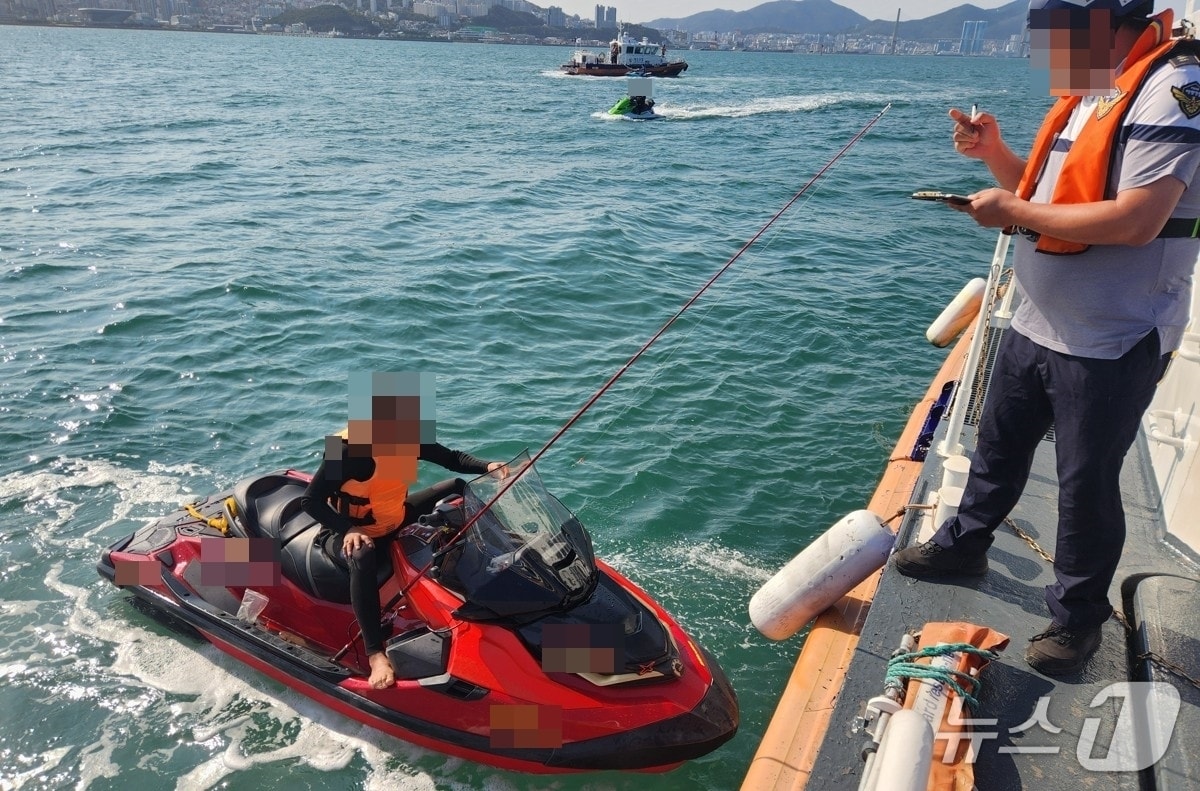 해경이 사고현장을 채증하고 있다.(부산해경 제공. 재판매 및 DB 금지)