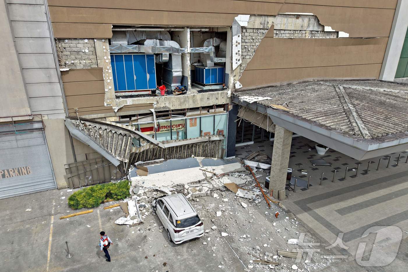 10일(현지시간) 필리핀 남부에서 발생한 규모 7.4의 강진으로 민다나오섬 남부 부투안의 한 쇼핑몰 일부가 파괴됐다. 2025.10.10 ⓒ AFP=뉴스1 ⓒ News1 김경민 기자