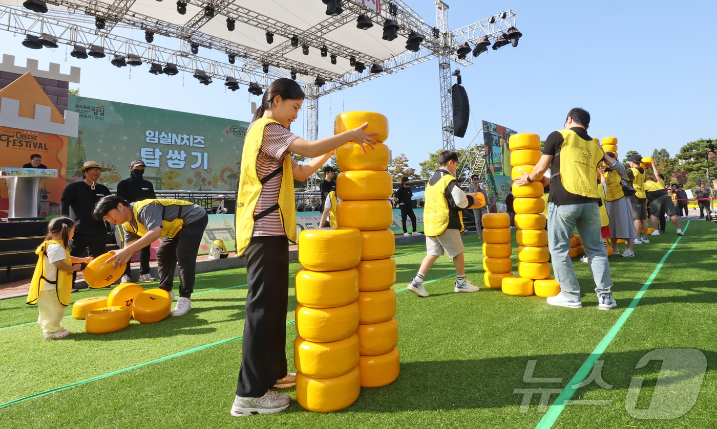 2025 임실N치즈축제가 한창인 지난 10일 전북 임실군 임실치즈테마파크를 찾은 관광객들이 체험프로그램을 하며 축제를 즐기고 있다. (임실군청 제공. 재판매 및 DB 금지) 2025.10.10/뉴스1 ⓒ News1 유경석 기자