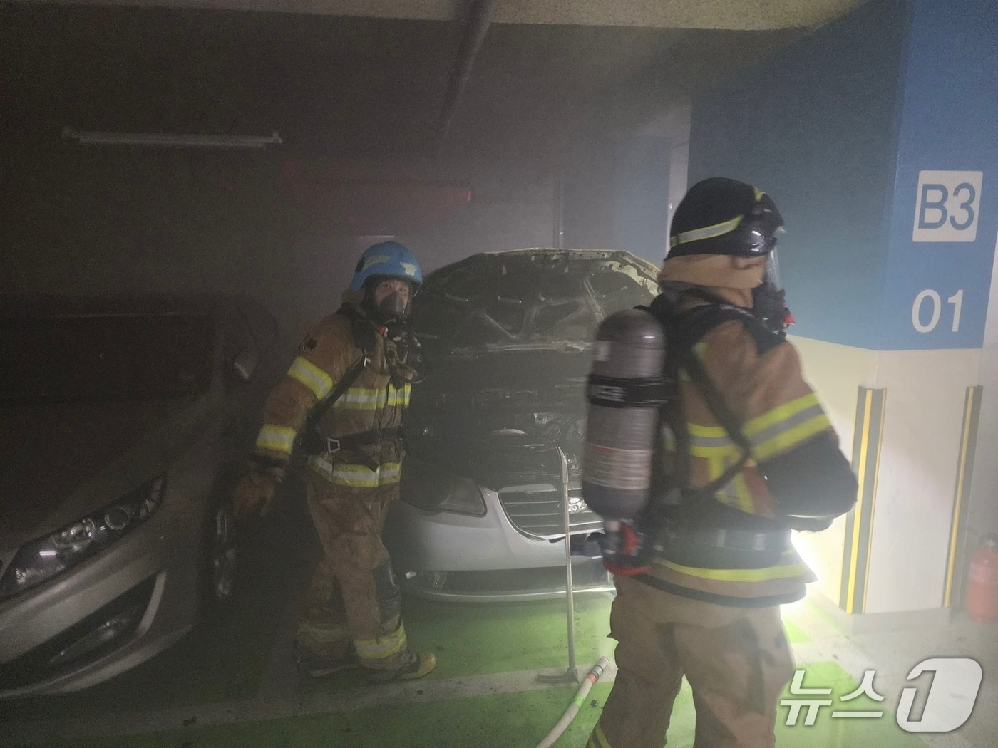 10일 오후 3시 14분께 울산시 울주군 삼남읍의 한 오피스텔 지하주차장에 주차된 차량에서 원인 미상의 화재가 발생해 소방당국이 진화에 나섰다.(울산소방본부 제공. 재판매 및 DB금지)/뉴스1