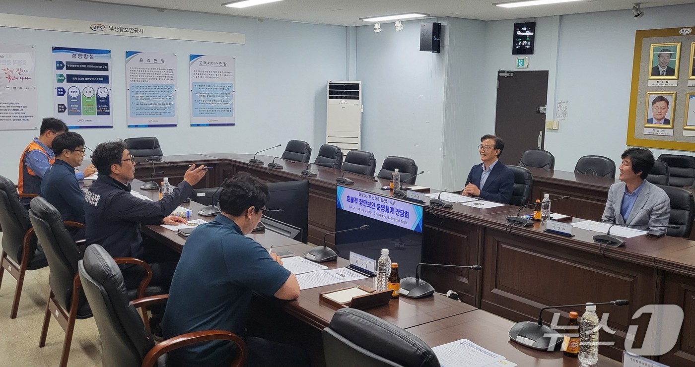 국가항만보안노동조합연맹은 10일 부산항보안공사에서 전재수 해양수산부 장관과 간담회를 개최하고 전국 항만보안체계 일원화, 제도 개선 방안을 논의하고 있다.(항보연 제공. 재판매 및 DB금지)