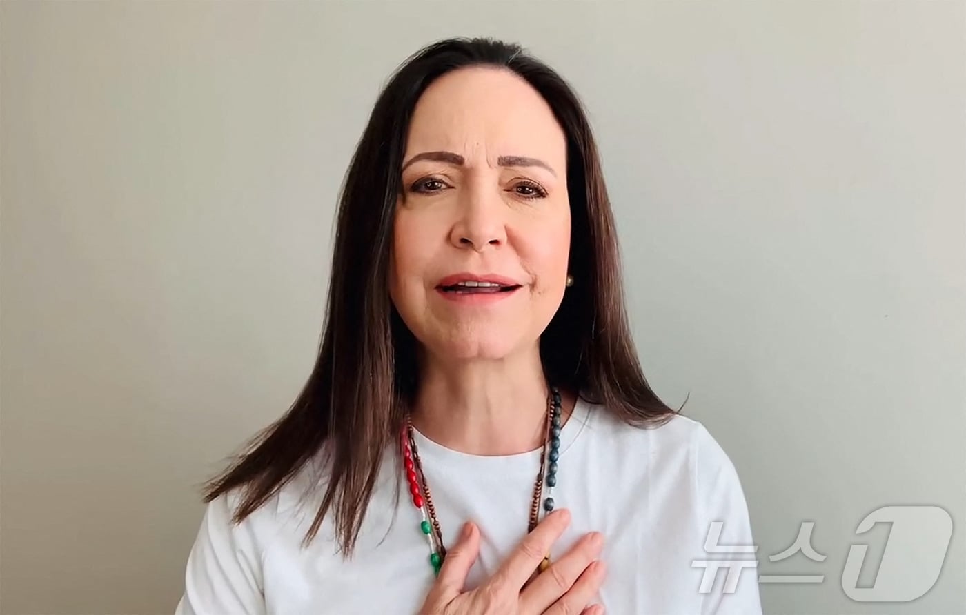 올해 노벨평화상 수상자인 마리아 코리나 마차도가 지난 1월 10일에 소셜 미디어에서 공개된 영상에서 베네수엘라의 알려지지 않은 장소에서 발언을 하고 있다. ⓒ 로이터=뉴스1 ⓒ AFP=뉴스1 ⓒ News1 김진환 기자