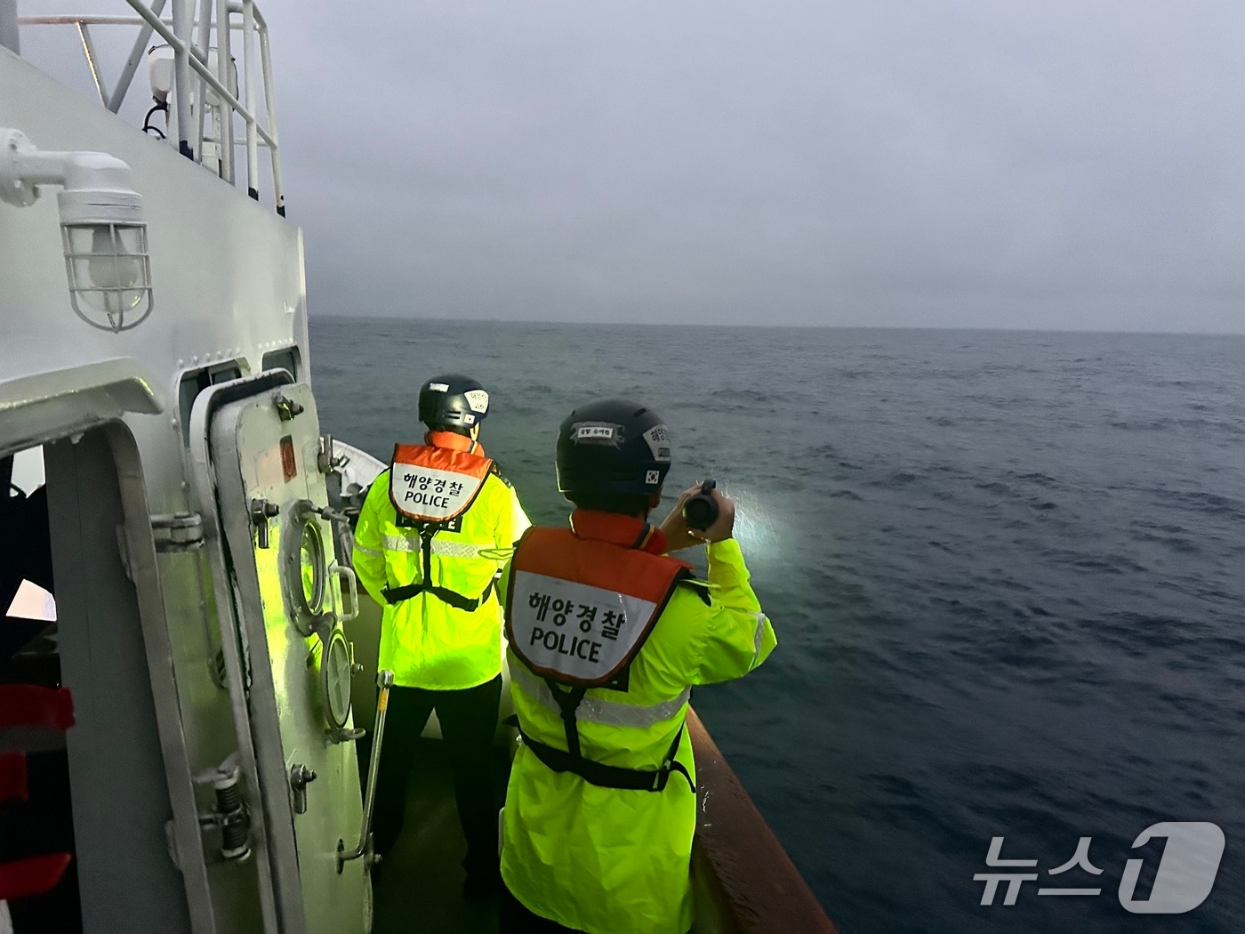 10일 강원 양양 해상에서 조업 중 실종된 60대 선장을 찾기 위해 야간 수색 펼치는 속초해경.(속초해경, 제공, 재판매 및 DB 금지) 2025.10.10/뉴스1