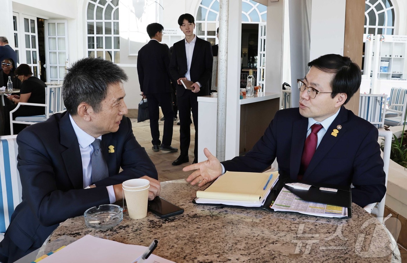 여한구 산업통상부 통상교섭본부장이 10일(현지시간) 남아프리카공화국 그케베르하 보드워크호텔에서 열린 2025 G20 무역투자 장관회의 참석 계기에 리청강 중국 상무부 국제무역협상 대표와 면담하고 있다. (산업부 제공. 재판매 및 DB금지) 2025.10.11/뉴스1