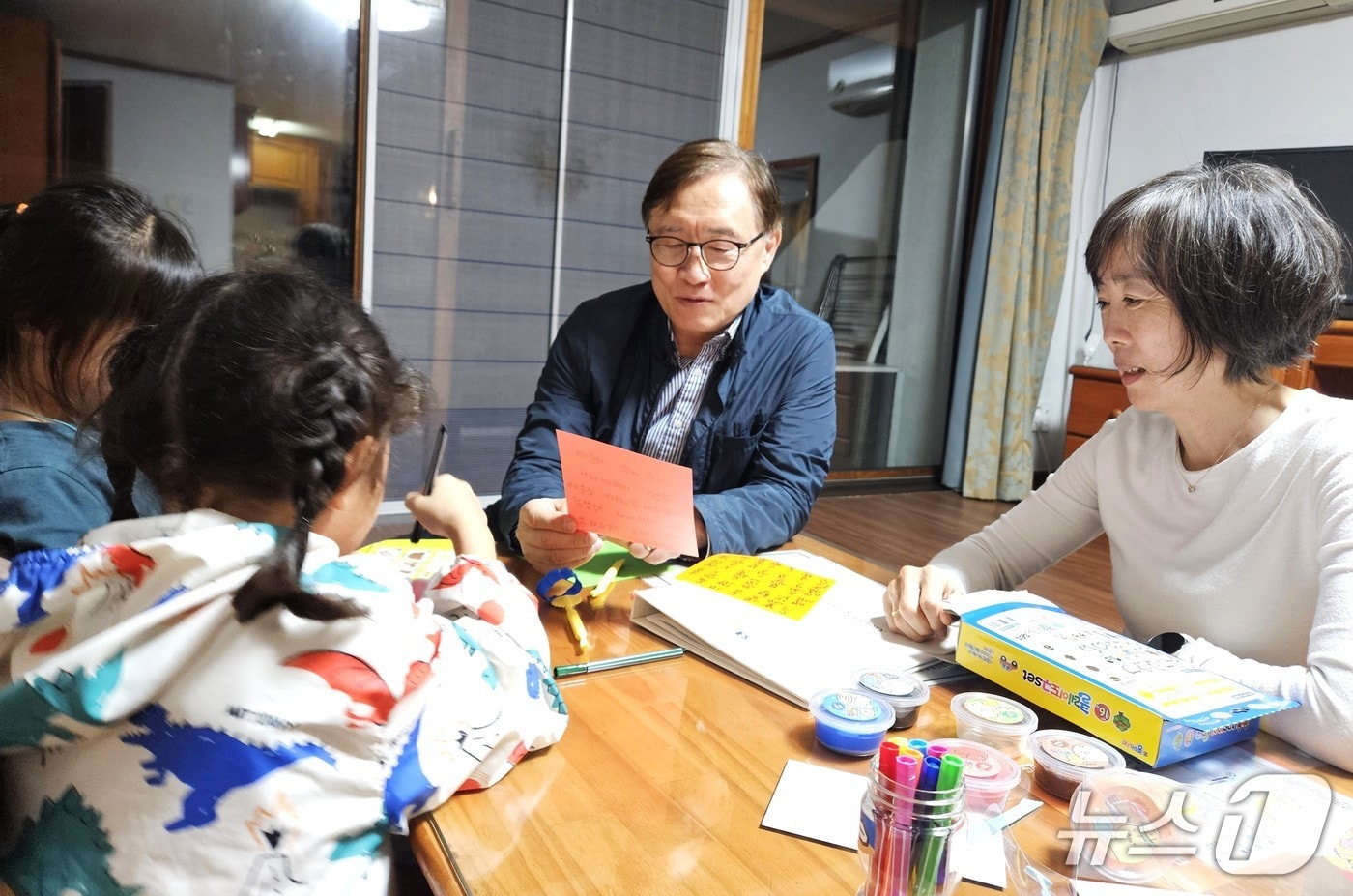 최재형 전 국민의힘 의원과 부인 이소연 씨가 제천의 한 리조트에서 서울 보육시설 아이들과 함께 소중한 시간을 보내고 있다.2025.10.11/뉴스1 손도언 기자