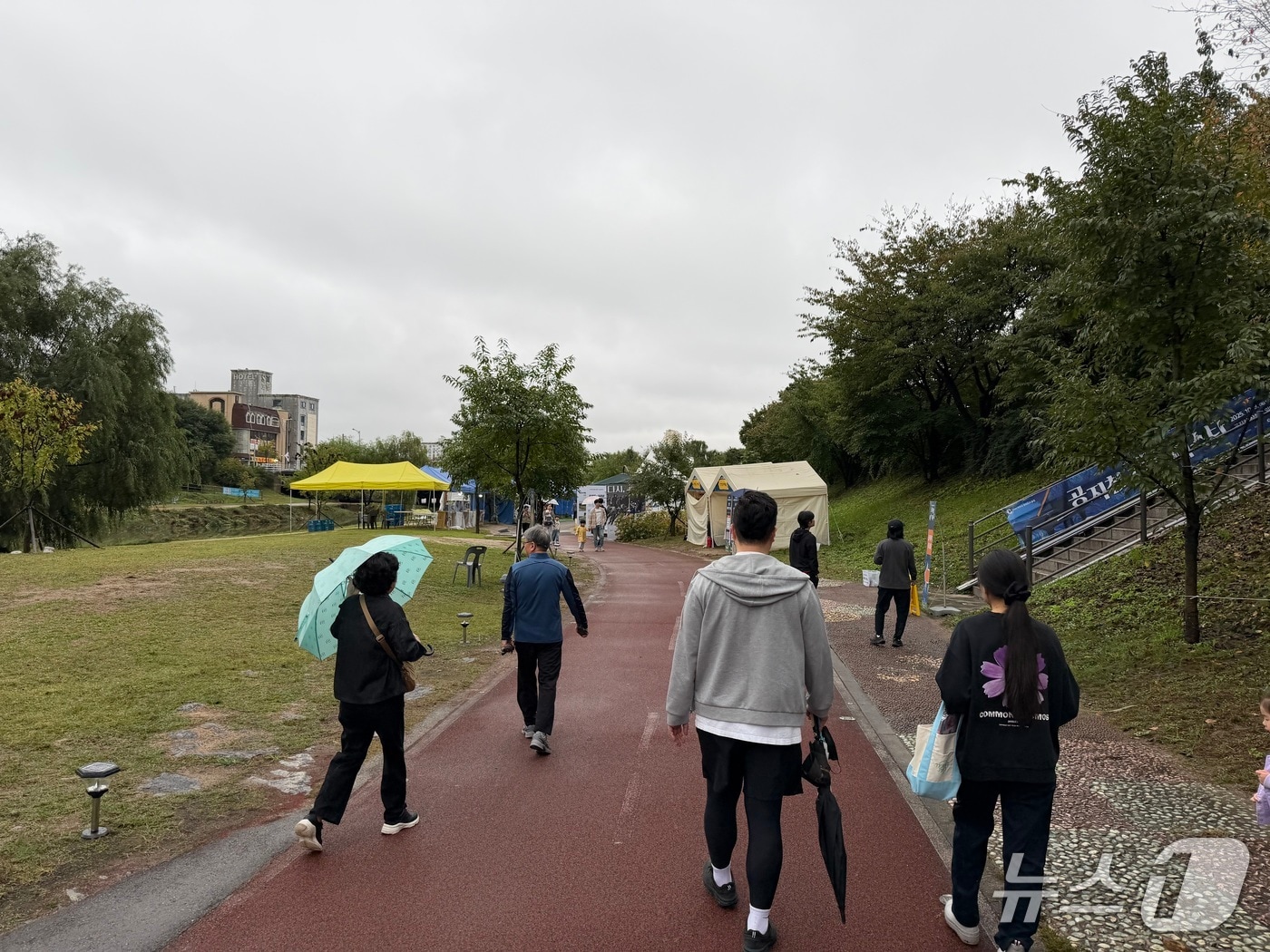 11일 낮 강원 춘천 온의동 공지천 산책로 일대에서 열리는 재즈페스타를 구경하려는 시민들이 발걸음을 옮기고 있다.2025.10.11 한귀섭 기자
