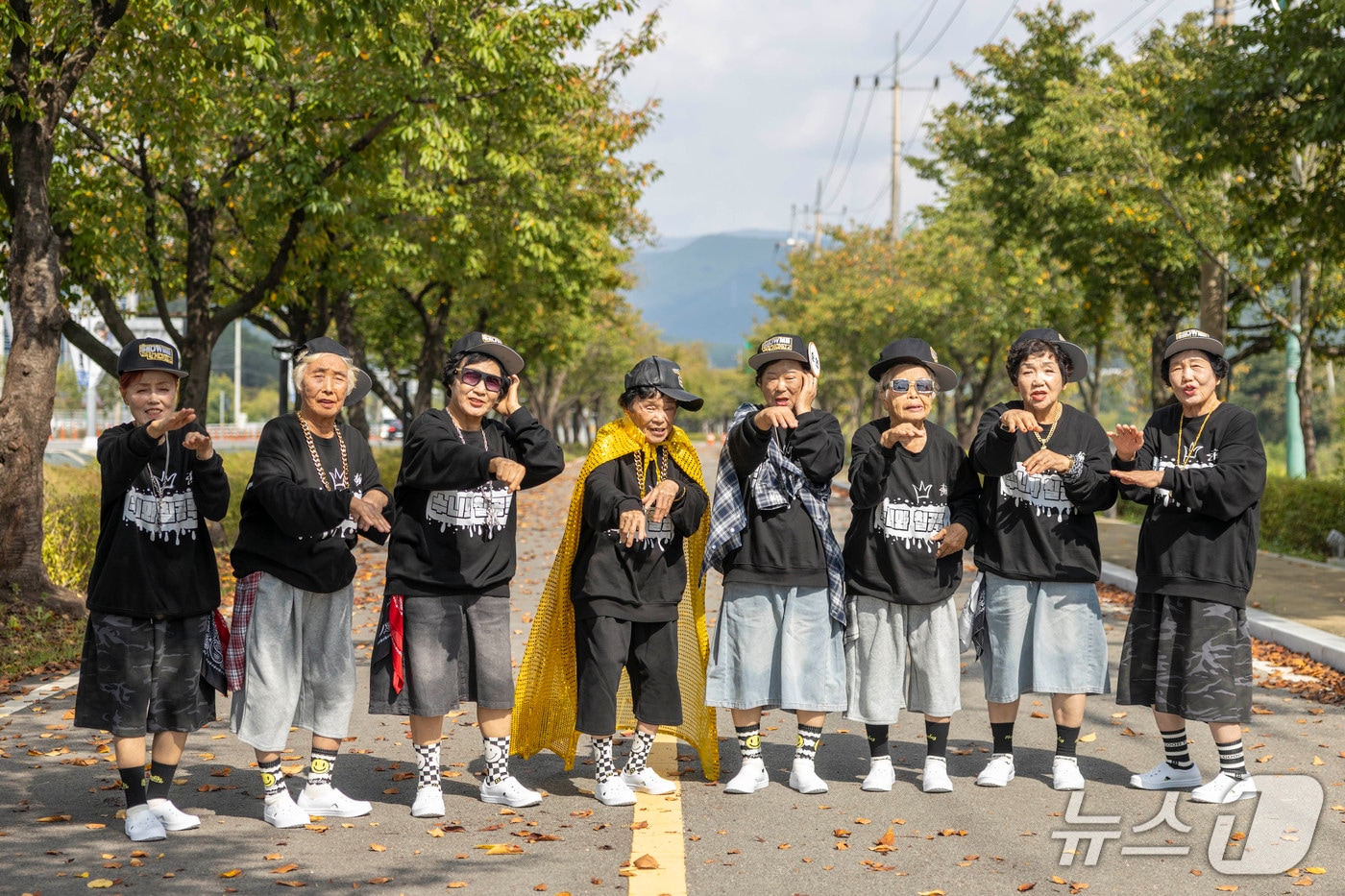 칠곡군 할머니 래퍼그룹 '수니와칠공주' 할머니들이 쇼미더머니 도전을 앞두고 포즈를 취하고 있다. (칠곡군 제공. 재판매 및 DB금지)/뉴스1