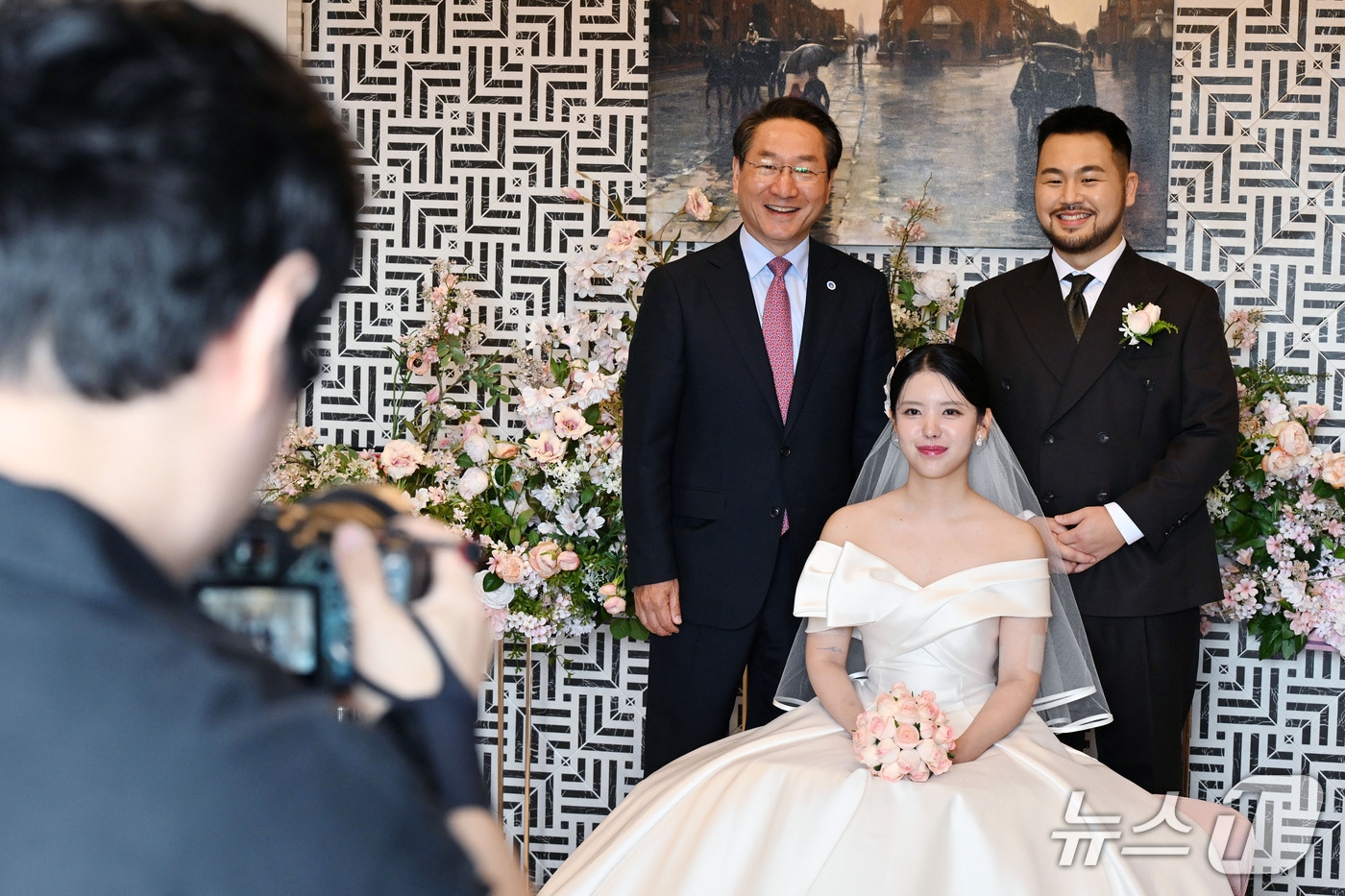 유정복 인천시장&#40;사진 왼쪽&#41;이 &#39;아이플러스&#40;i+&#41; 맺어드림&#39; 1호 커플 결혼식에 참석해 기념사진을 촬영하고 있다&#40;인천시 제공.재판매 및 DB금지&#41;/뉴스1