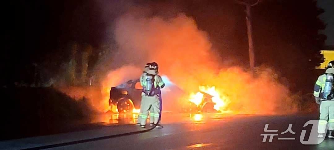 12일 새벽 강원 겅릉 경포공영주자창 차량화재 진화 현장.&#40;강릉소방서 제공, 재판매 및 DB 금지&#41; 2025.10.12/뉴스1