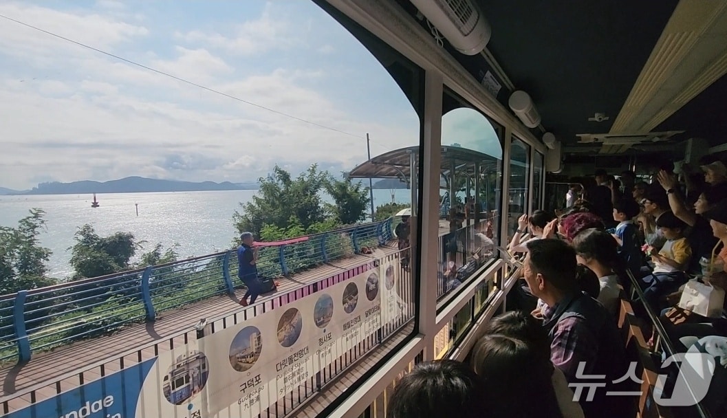 해운대구가 '해운대 더 라이드' 해변열차 시범 운영을 하고 있다.(해운대구 제공. 재판매 및 DB금지)