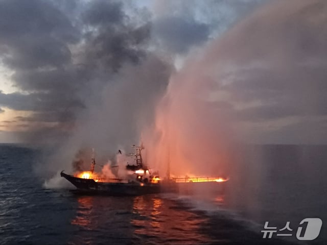 화재 선박(서귀포해경 제공. 재판매 및 DB금지)/뉴스1