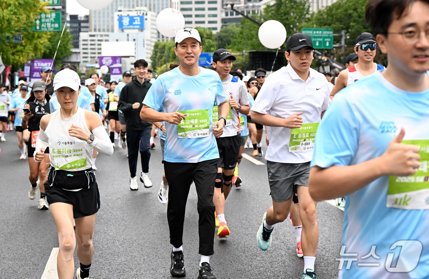 오세훈 서울시장이 12일 아침 청계광장 일대에서 열린 '서울달리기 2025'에 참여해 시민들과 함께 달리고 있다.(서울시 제공)
