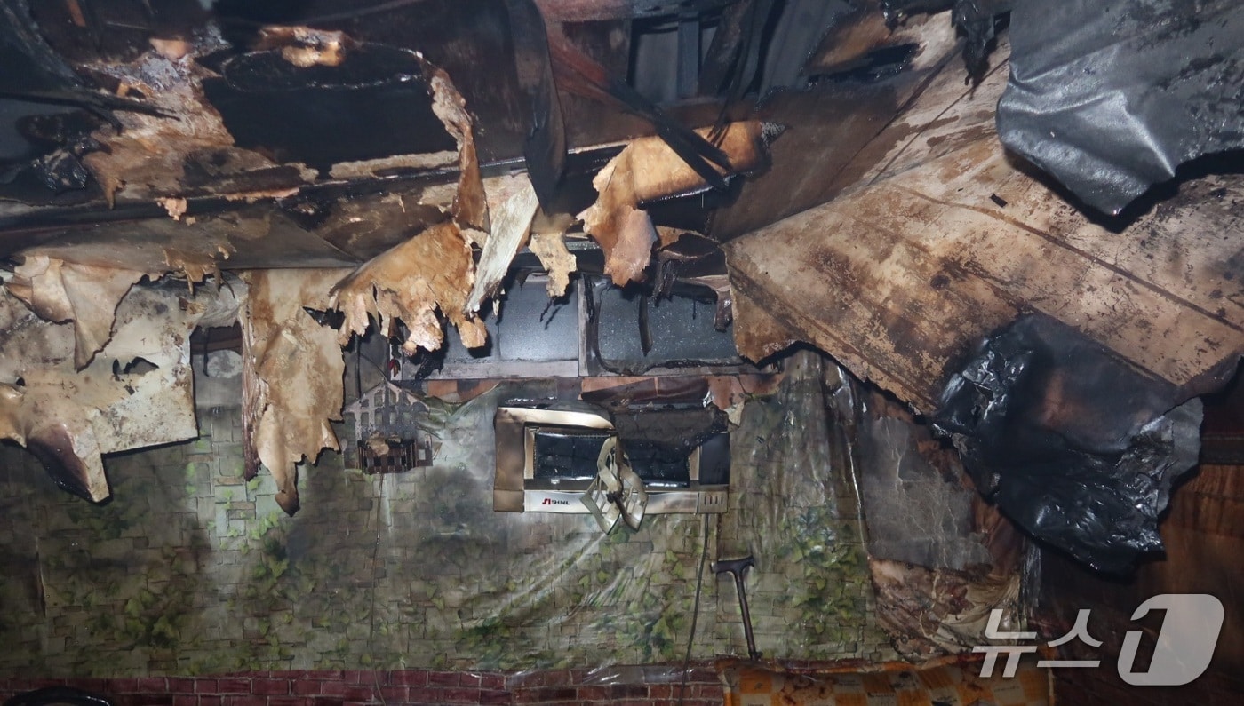 12일 오전 부산 동래구 주택 화재 현장.(부산소방재난본부 제공. 재판매 및 DB 금지)