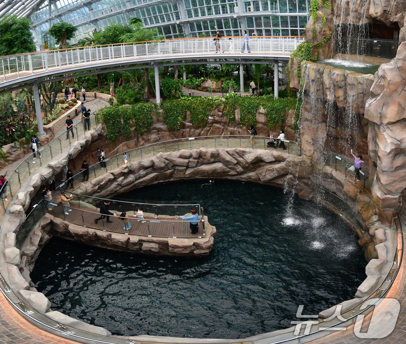 지난 12일 경북 포항시 북구 환호공원 식물원에서 시민과 관광객들이 연휴 마지막 날을 보내고 있다. 2025.10.12/뉴스1 ⓒ News1 최창호 기자