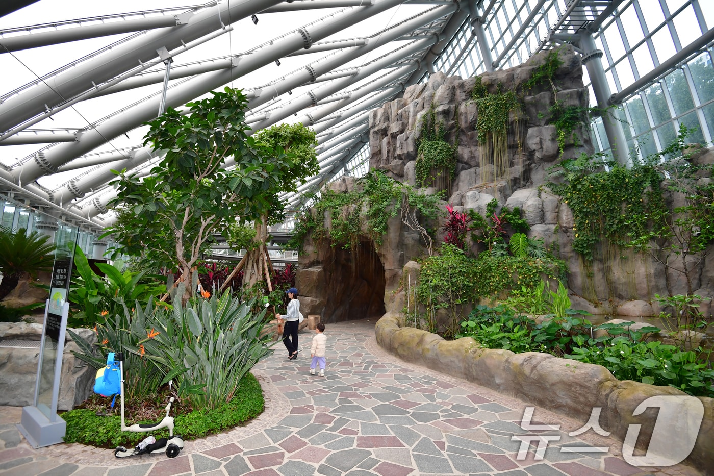 12일 경북 포항시 북구 환호공원 식물원에서 시민과 관광객들이 연휴 마지막 날을 보내고 있다. 2025.10.12/뉴스1 ⓒ News1 최창호 기자