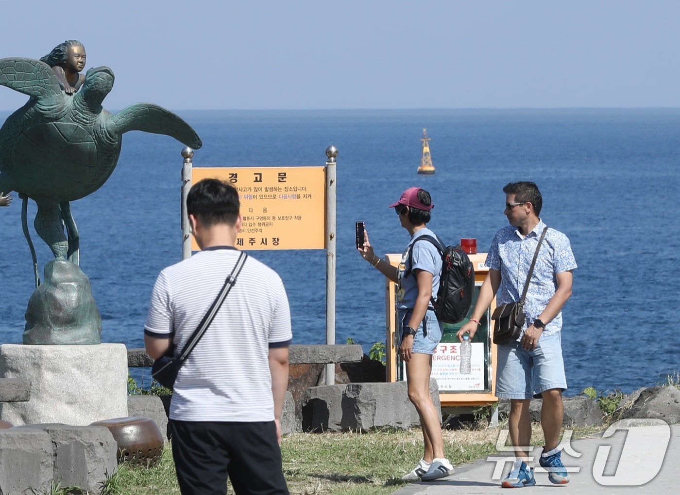 12일 오후 반팔 차림을 한 관광객들이 제주시 용담해안도로를 걷고 있다. 제주는 10월에도 낮 기온이 29~30도의 무더운 날씨를 보이고 있다. 2025.10.12/뉴스1 ⓒ News1 고동명 기자