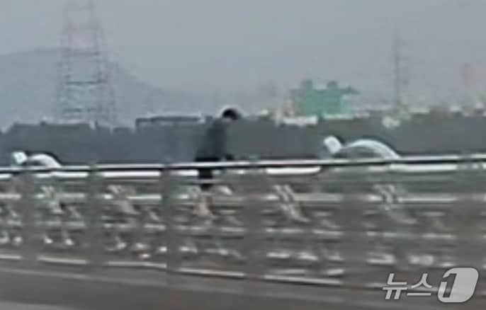 추석인 지난 6일 오후 1시 49분쯤, 경북 구미시 남구미대교에서 한 남성이 난간 위로 올라가고 있다.(독자 제공. 재판매 및 DB금지)/뉴스1