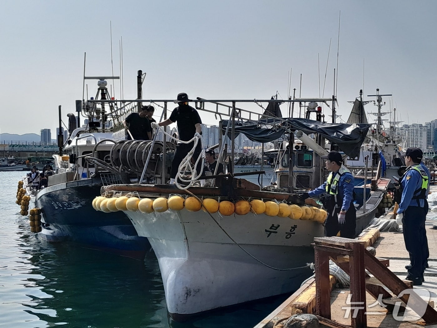 해경이 12일 오전 부산 해상에서 고장 난 어선을 점검하고 있다.&#40;부산해경 제공. 재판매 및 DB 금지&#41;