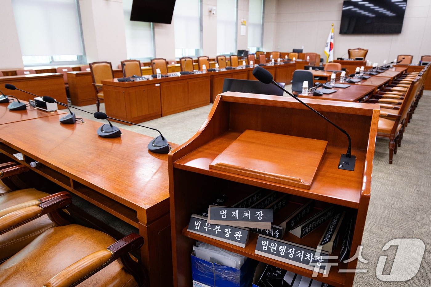 이재명 정부 첫 국정감사를 하루 앞둔 12일 서울 여의도 국회 법제사법위원회 회의실 발언대 아래 피감기관장들의 명패가 놓여 있다. 2025.10.12/뉴스1 ⓒ News1 유승관 기자