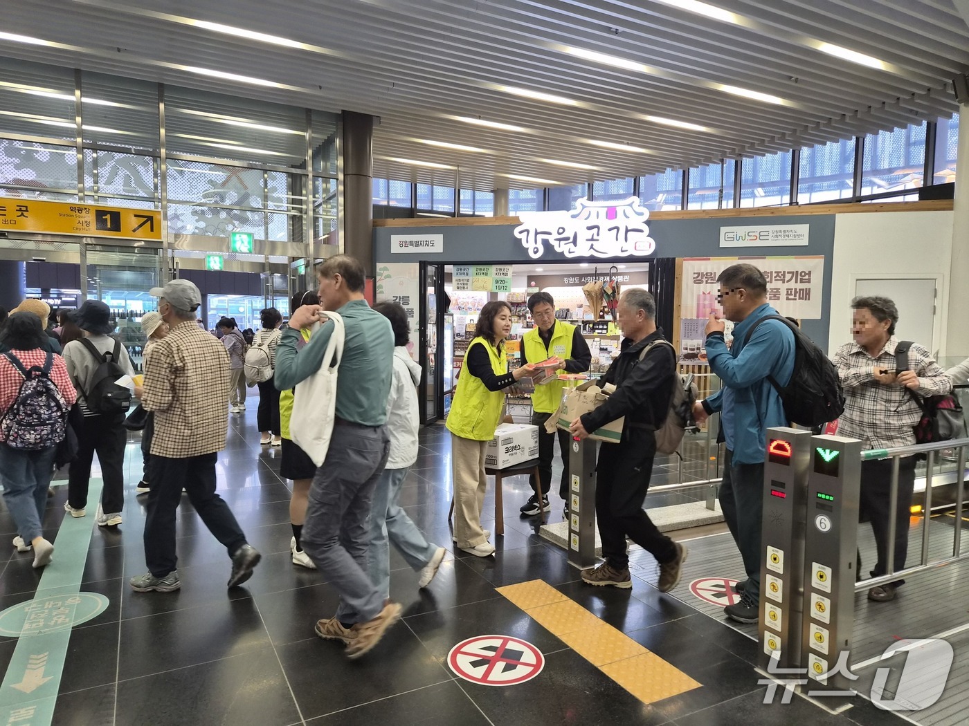 국제관광도시 시민실천운동 추진위원회 친절분과&#40;위원장 김남석&#41; 소속 위원 30여 명은 지난 11일 강릉역에서 &#39;전국 제일의 친절한 도시 강릉&#39; 조성을 위한 관광객 환영 캠페인을 펼쳤다.&#40;강릉시 제공, 재판매 및 DB 금지&#41; 2025.10.12/뉴스1