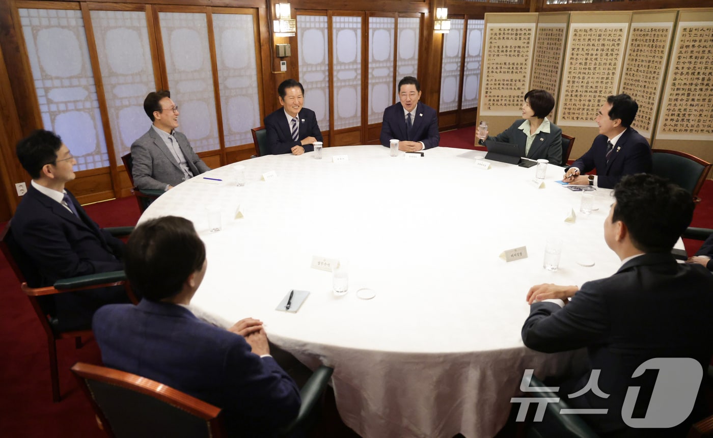 김민석 국무총리, 정청래 더불어민주당 대표, 김병기 원내대표, 강훈식 대통령 비서실장 등 참석자들이 지난 10월 12일 오후 서울 종로구 총리공관에서 열린 제4차 고위당정협의회에서 대화를 나누고 있다. &#40;공동취재&#41; 2025.10.12/뉴스1 ⓒ News1 안은나 기자