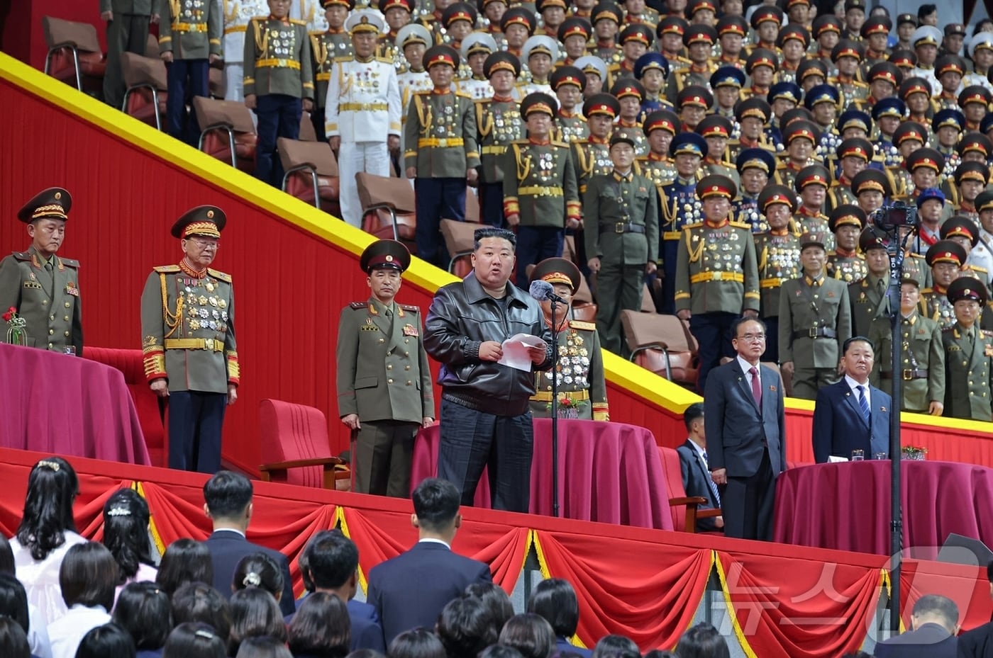 &#40;평양 노동신문=뉴스1&#41; = 북한 노동당 기관지 노동신문은 김정은 당 총비서가 12일 조선노동당 창건 80돌&#40;주년&#41; 경축행사 참가자들과 보장성원&#40;행사 요원&#41;들을 축하격려하고, 함께 대집단체조와 예술공연을 관람했다고 13일 보도했다. [국내에서만 사용가능. 재배포 금지. DB 금지. For Use Only in the Republic of Korea. Redistribution Prohibited] rodongphoto@news1.kr