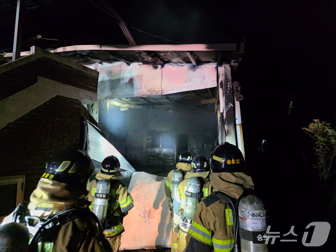 13일 오전 2시 47분쯤 경북 상주시 모동면 반계리 포도 저장 창고에서 불이 나 소방당국이 화재를 진압하고 있다.(경북소방본부 제공. 재판매 및 DB 금지)2025.10.12/뉴스1