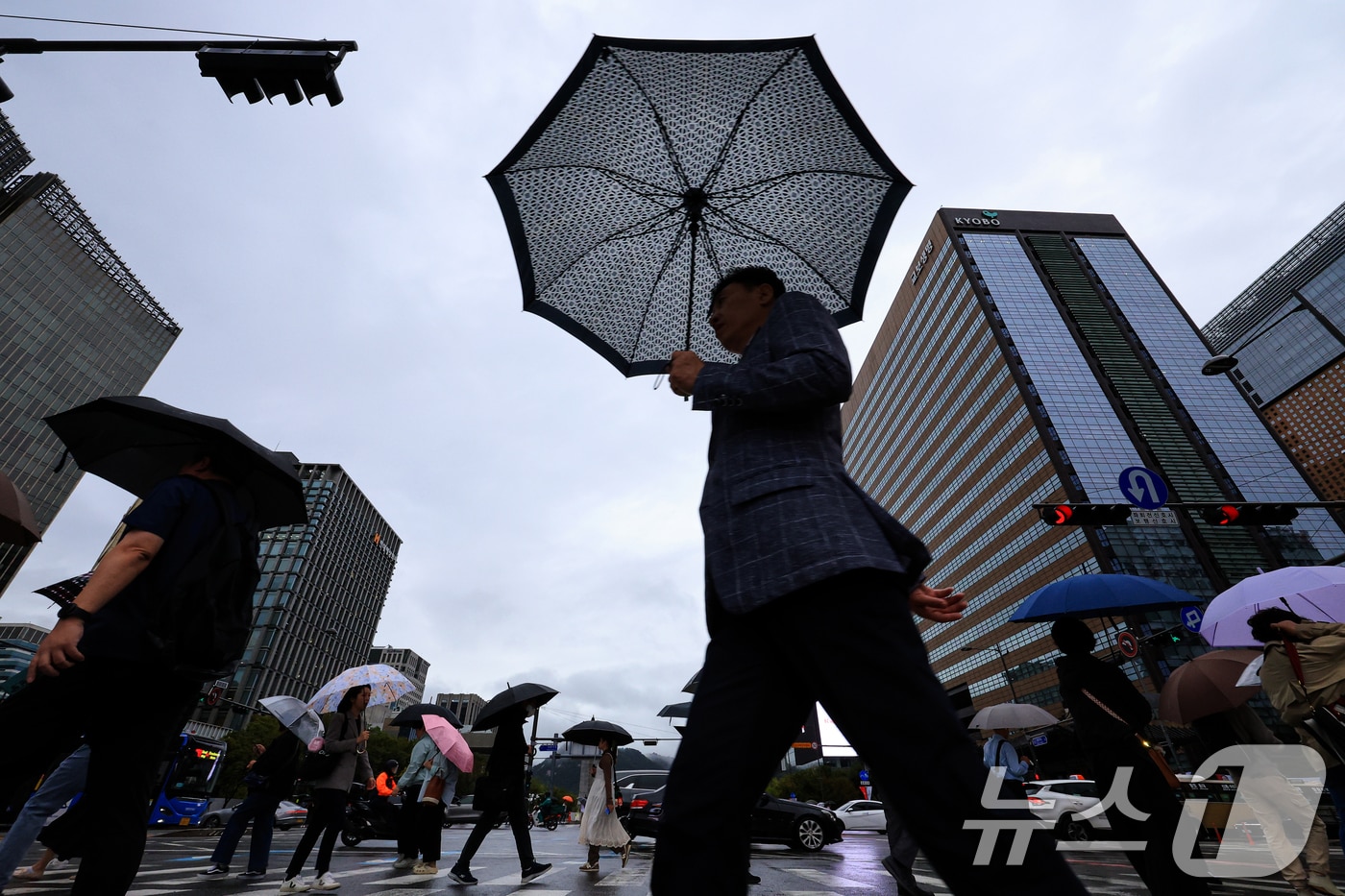 우산 쓴 시민들(사진은 기사 내용과 무관함) / 뉴스1 ⓒ News1