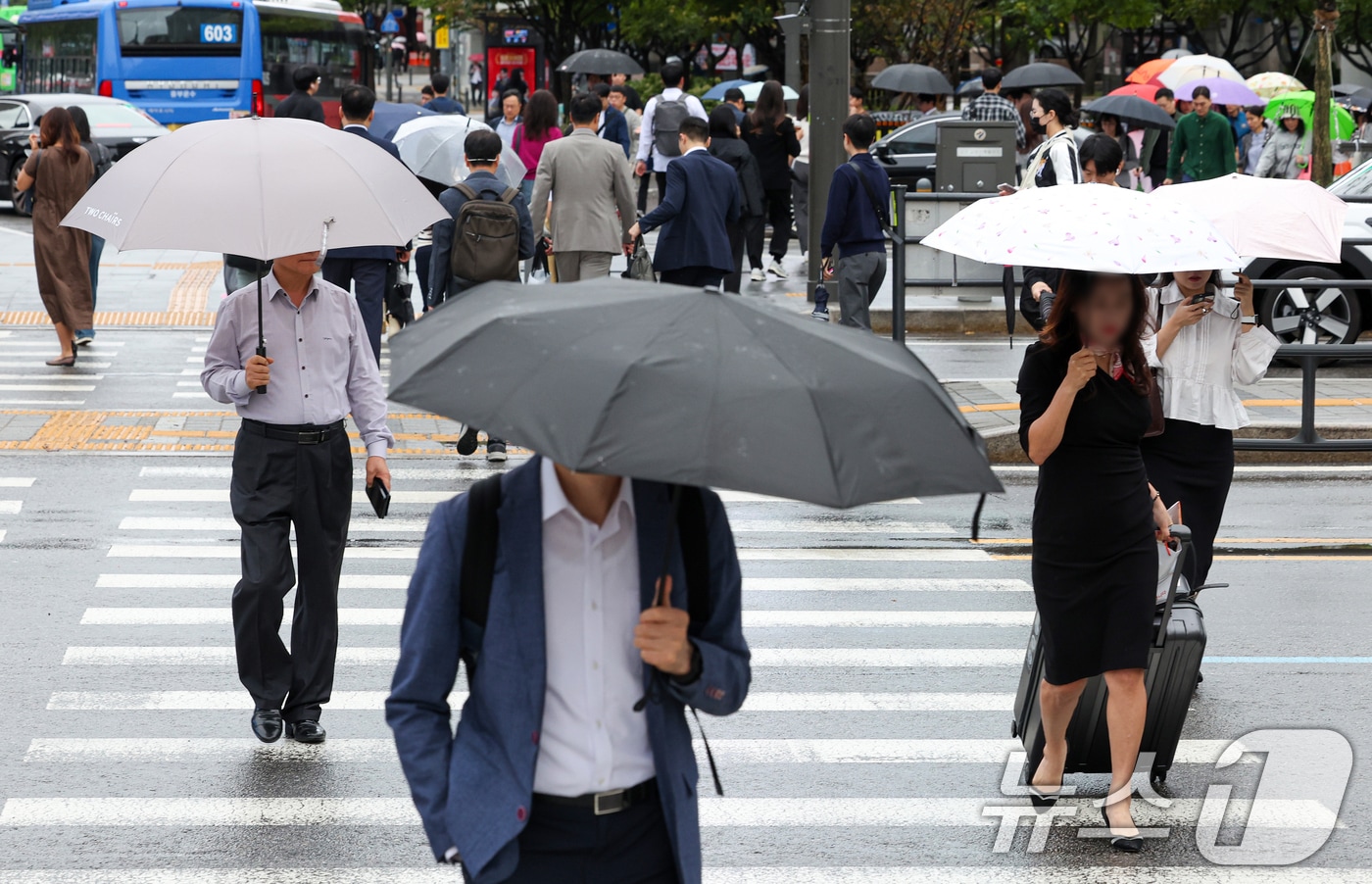 우산 쓴 시민들이 발걸음을 옮기고 있다. (자료사진)/뉴스1 DB
