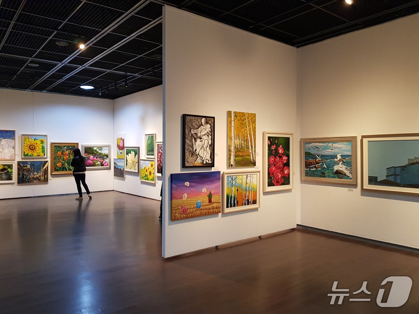 경남 김해시가 10월 한 달간 다양한 문화행사를 연다. 사진은 김해미술대전 모습.(김해시 제공. 재판매 및 DB금지)