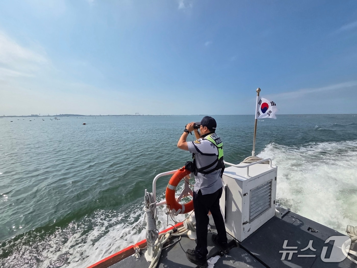 해경이 군산시 개야도 인근 해상에서 실종자를 수색하고 있다.(군산해양경찰서 제공. 재판매 및 DB금지)