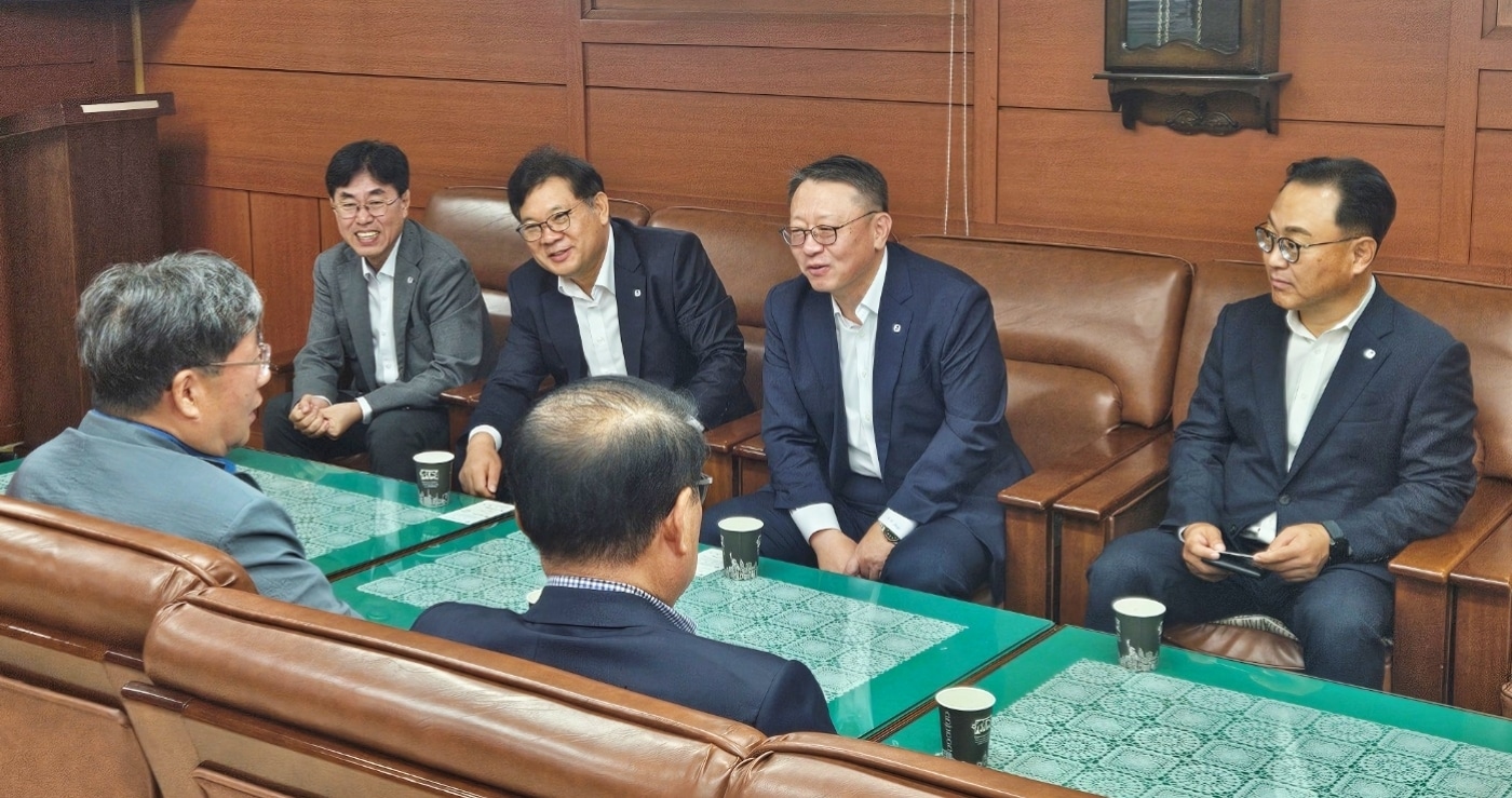 정진완 우리은행장이 지난 10일 연휴 첫 일정으로 남대문시장 및 시장상인회를 방문해 소상공인의 어려움을 청취하고, 은행의 맞춤형 지원 방안을 함께 논의하고 있다.&#40;우리은행 제공&#41;