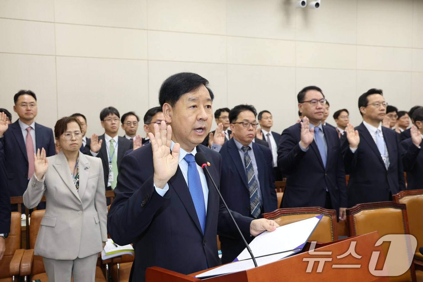 구윤철 경제부총리 겸 기획재정부 장관이 13일 서울 여의도 국회 기획재정위원회 국정감사에 출석해 증인 선서하고 있다. 2025.10.13/뉴스1 ⓒ News1 이승배 기자