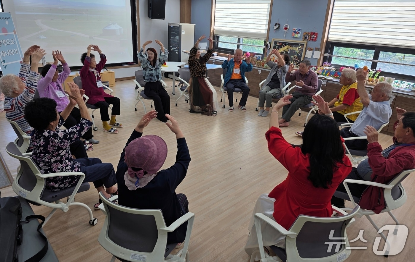 충북 괴산군보건소가 민간 문화예술단체 '다솜'과 협력해 경증 치매환자를 대상으로 운영 중인 '치매쉼터 프로그램' 진행 모습.(괴산군 제공, 재판매 및 DB금지)/뉴스1