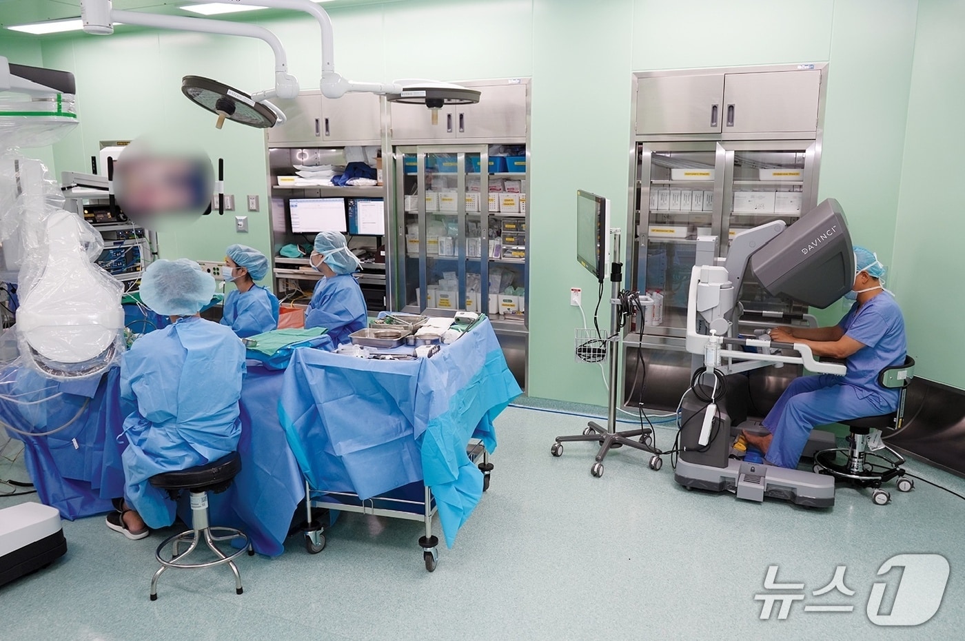 해운대백병원 로봇수술팀이 다빈치 SP를 이용한 수술을 하고 있다.(해운대백병원 제공. 재판매 및 DB 금지)